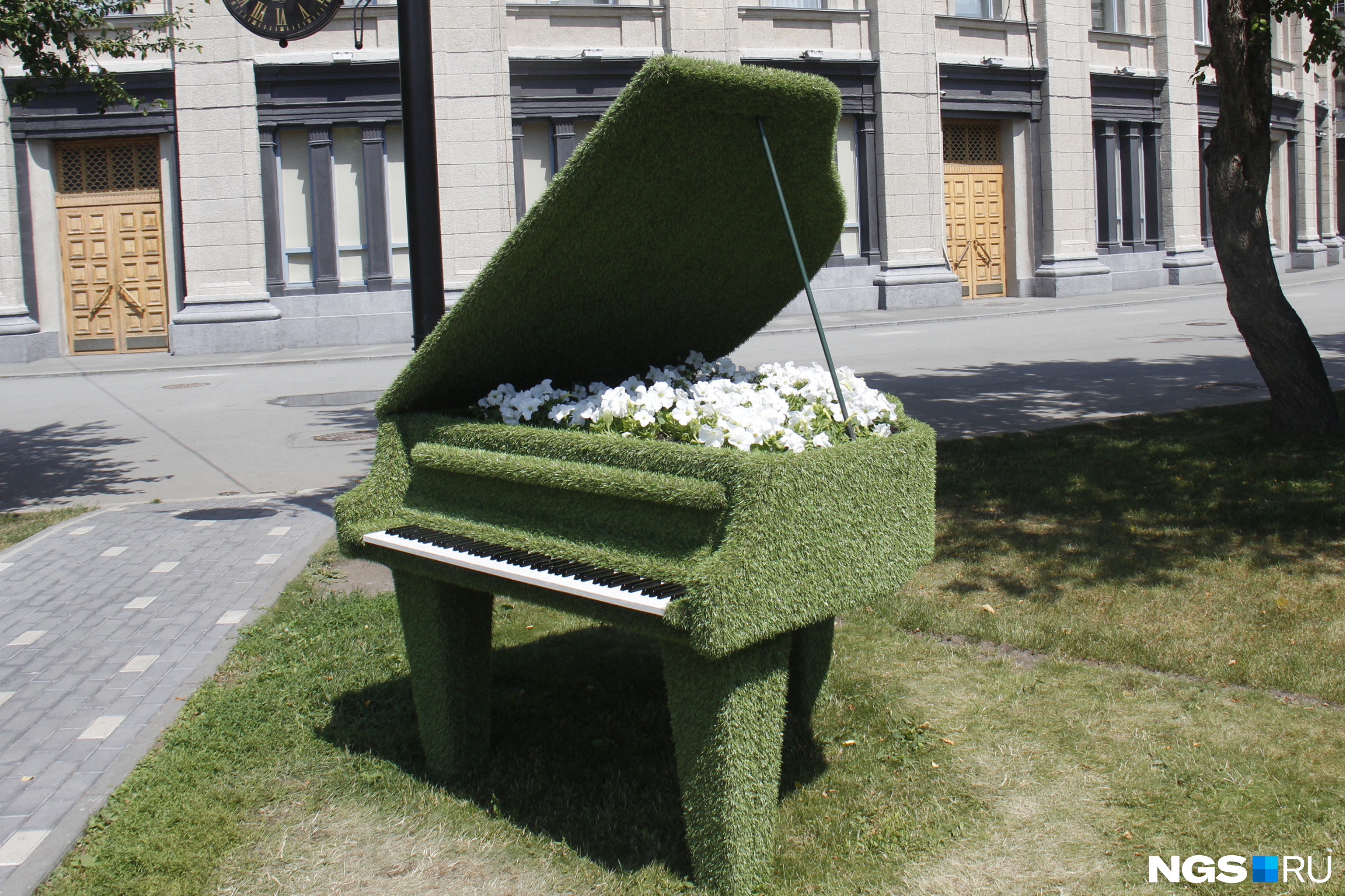 Стоять около рояли. Скульптура рояль Киров. Рояль у оперного театра Новосибирск. Клумба пианино. Рояль из зелени.