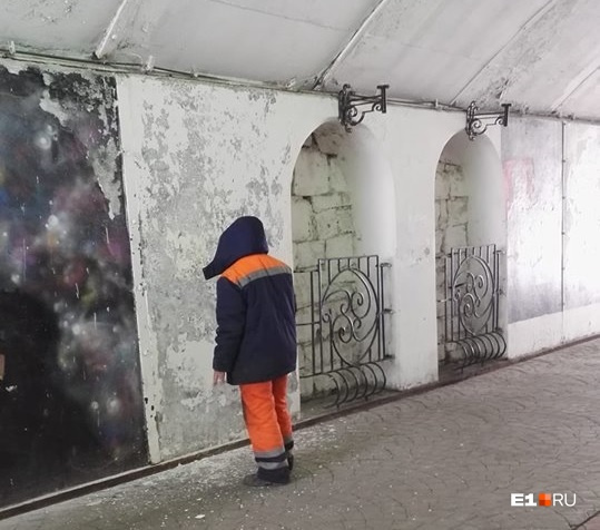 ЖЭК-арт образца 2018 года: тогда стену Цоя коммунальщики забелили в очередной раз ЖЭК-арт образца 2018 года: тогда стену Цоя коммунальщики забелили в очередной раз