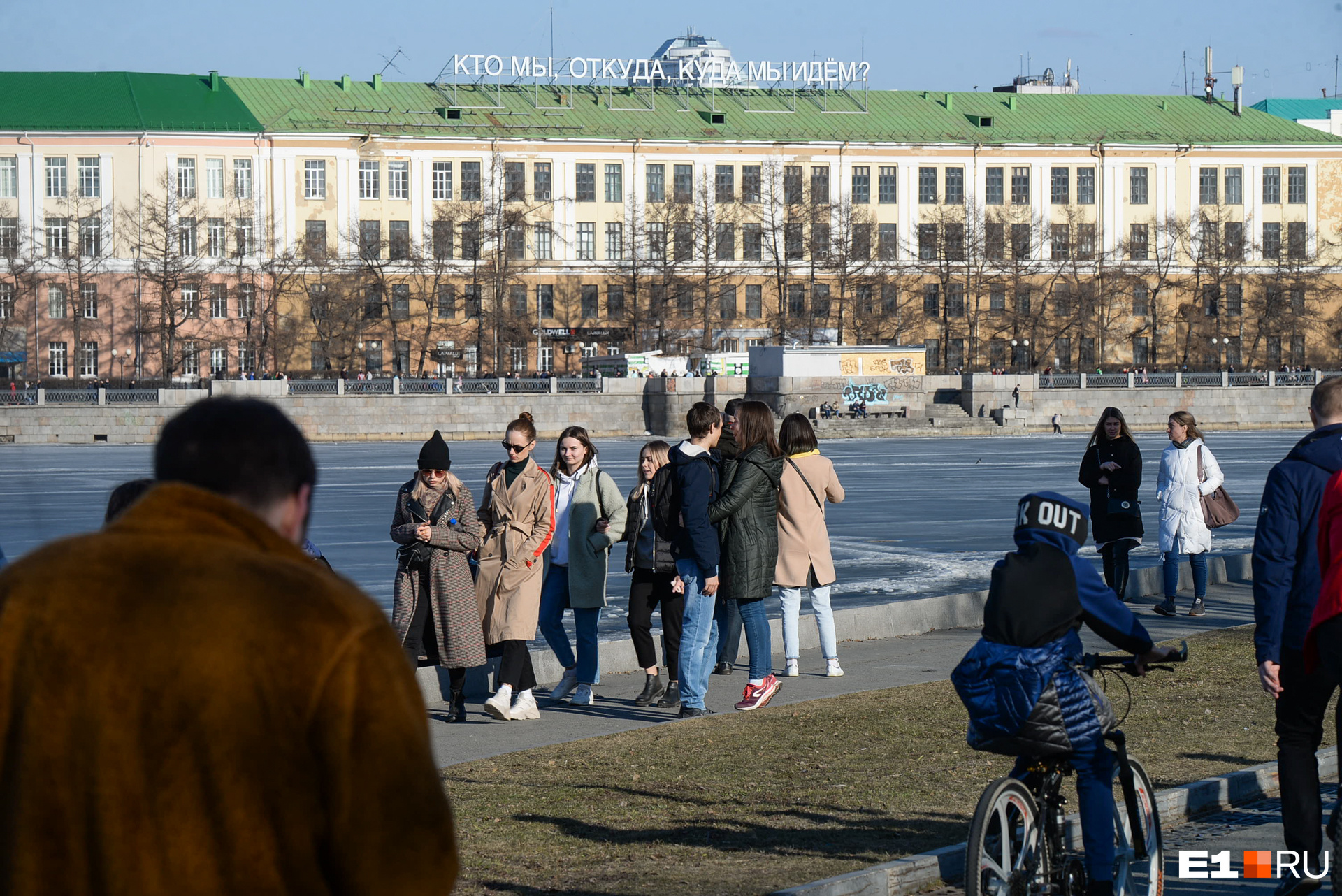Арт-объект, который Тимофей Радя <a href="https://www.e1.ru/news/spool/news_id-481990.html" class="_" target="_blank">установил ещё в 2017 году</a>, сегодня нашёл ответ хотя бы на один из вопросов. Сегодня три тысячи человек пришли вступиться за сквер 