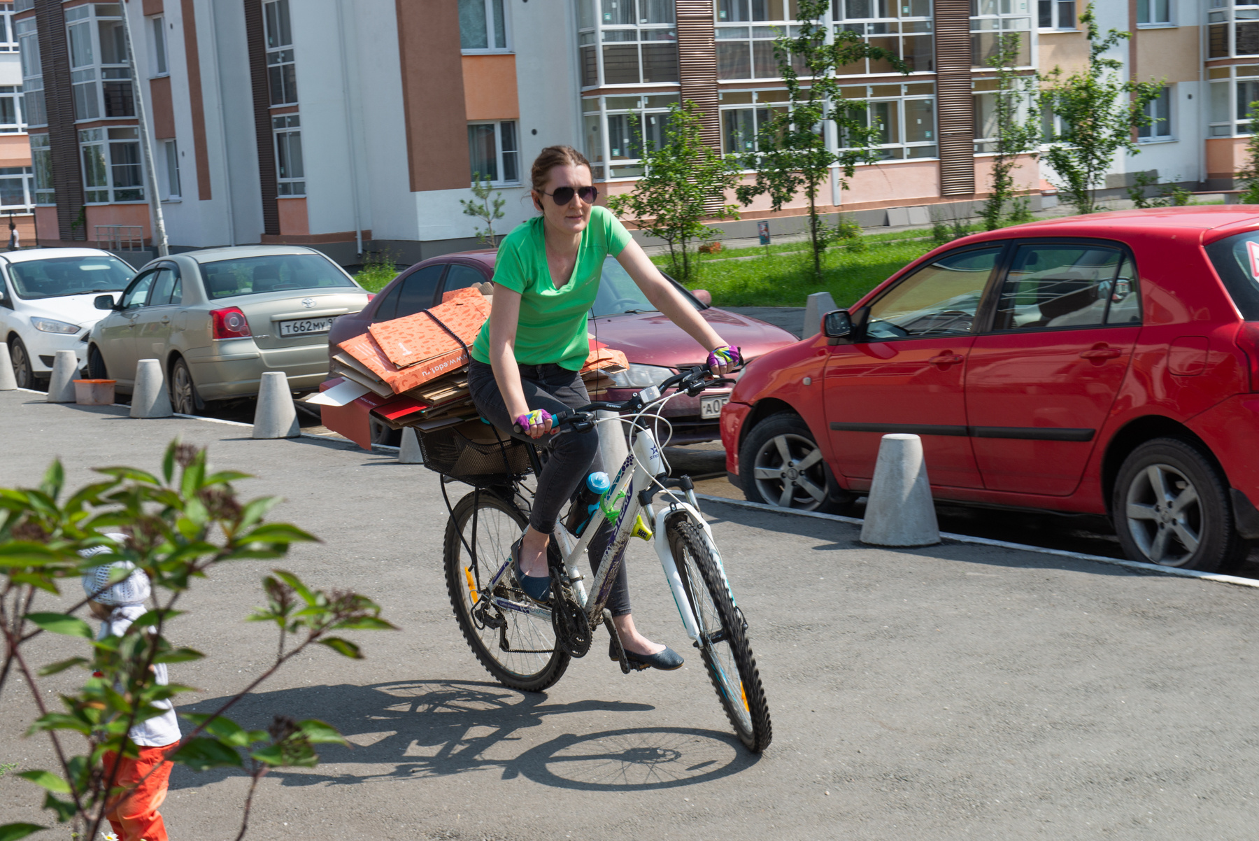 Жительница «Мичуринского» Марина для транспортировки вторсырья даже транспорт выбрала экологичный