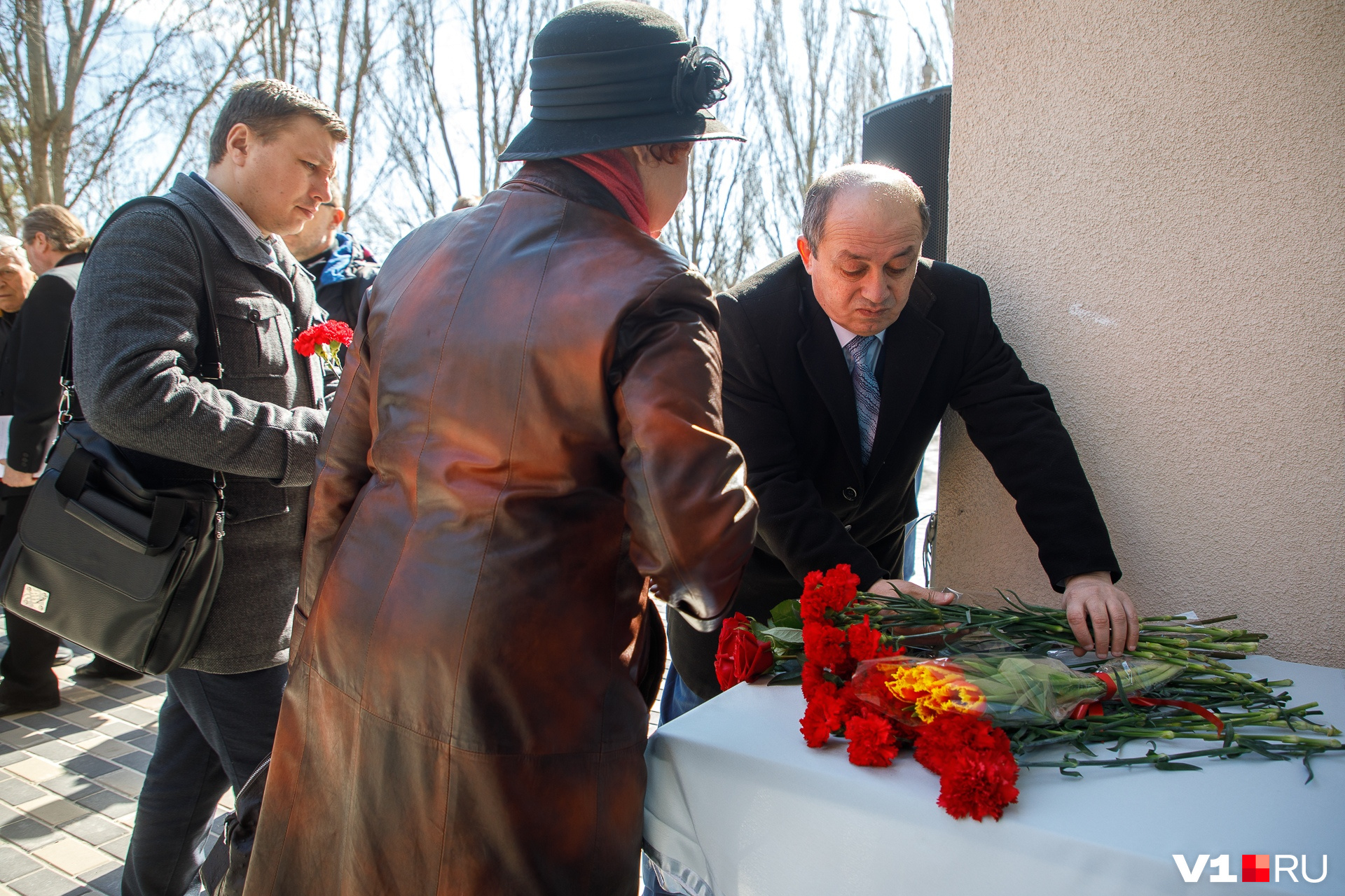 Рядом с мемориальной табличкой волгоградцы оставили большие букеты Рядом с мемориальной табличкой волгоградцы оставили большие букеты