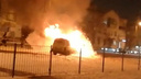 «Залили горой пены»: на улице Блюхера сгорел автомобиль
