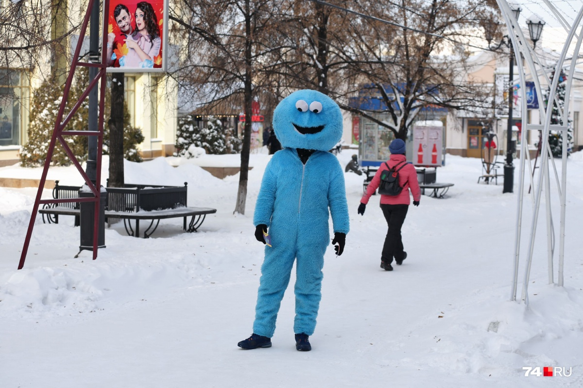 «Синий человек», которому не холодно на работе, стал своего рода символом переживающего морозы Челябинска