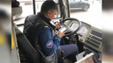 Уткнувшегося в телефон водителя автобуса застукали в Красноярске