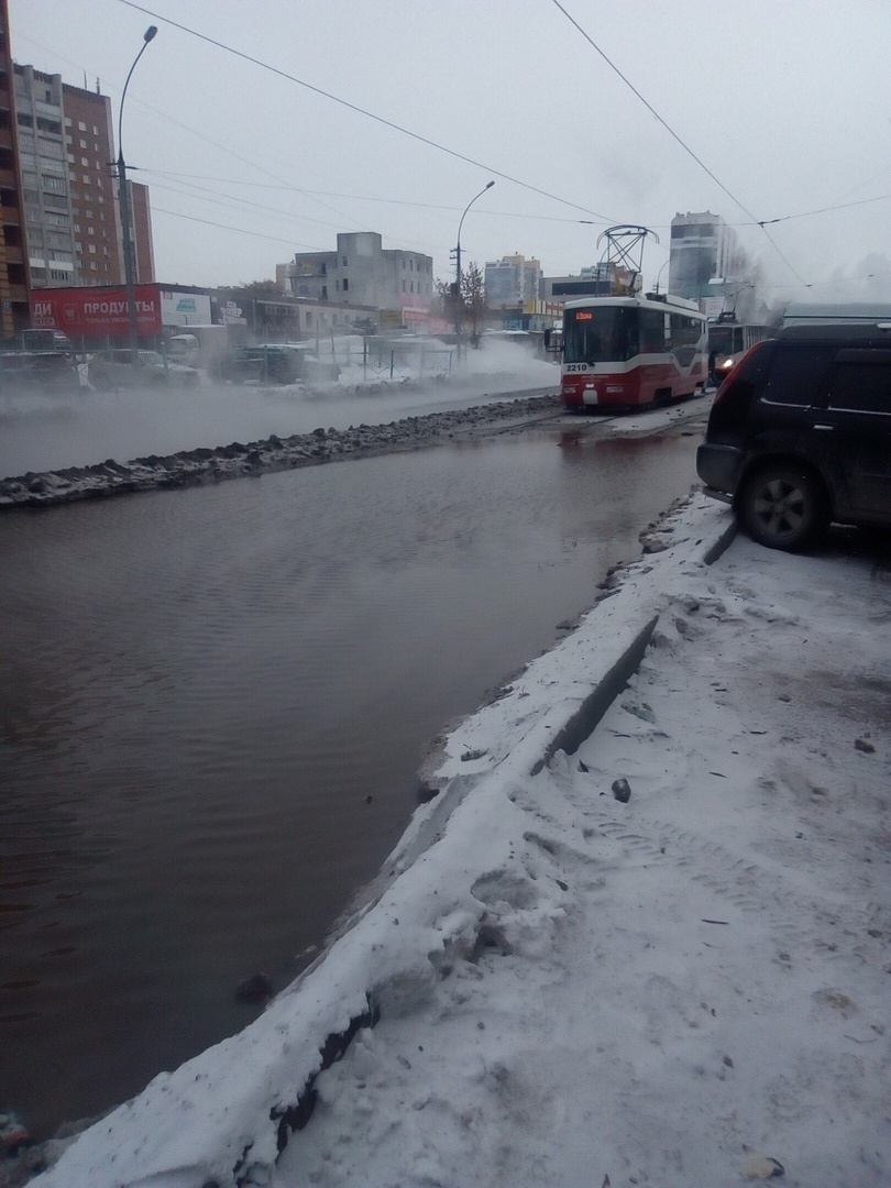 Водой затопило трамвайные пути на улице Троллейной