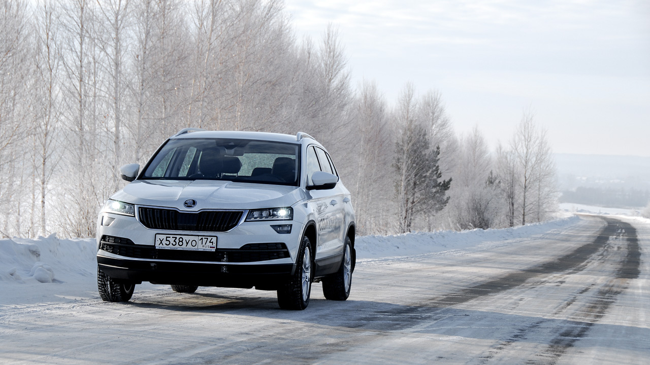 По длине Karoq на 10 сантиметров короче Tiguan, но базу срезали лишь на 4–5 см (точное значение зависит от типа задней подвески) По длине Karoq на 10 сантиметров короче Tiguan, но базу срезали лишь на 4–5 см (точное значение зависит от типа задней подвески)