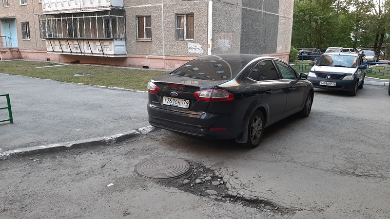 Машина стоит около дома на Комсомольском проспекте, 30в Машина стоит около дома на Комсомольском проспекте, 30в