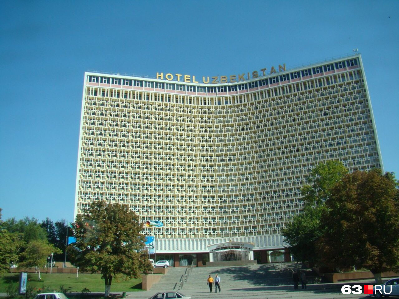 В оформлении фасада отеля «Узбекистан» явно прослеживаются элементы национальной культуры 