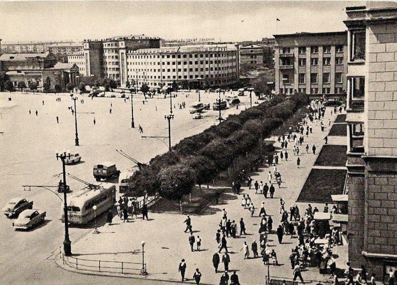В итоге частные дома перед зданием снесли, а проспект Ленина расширили