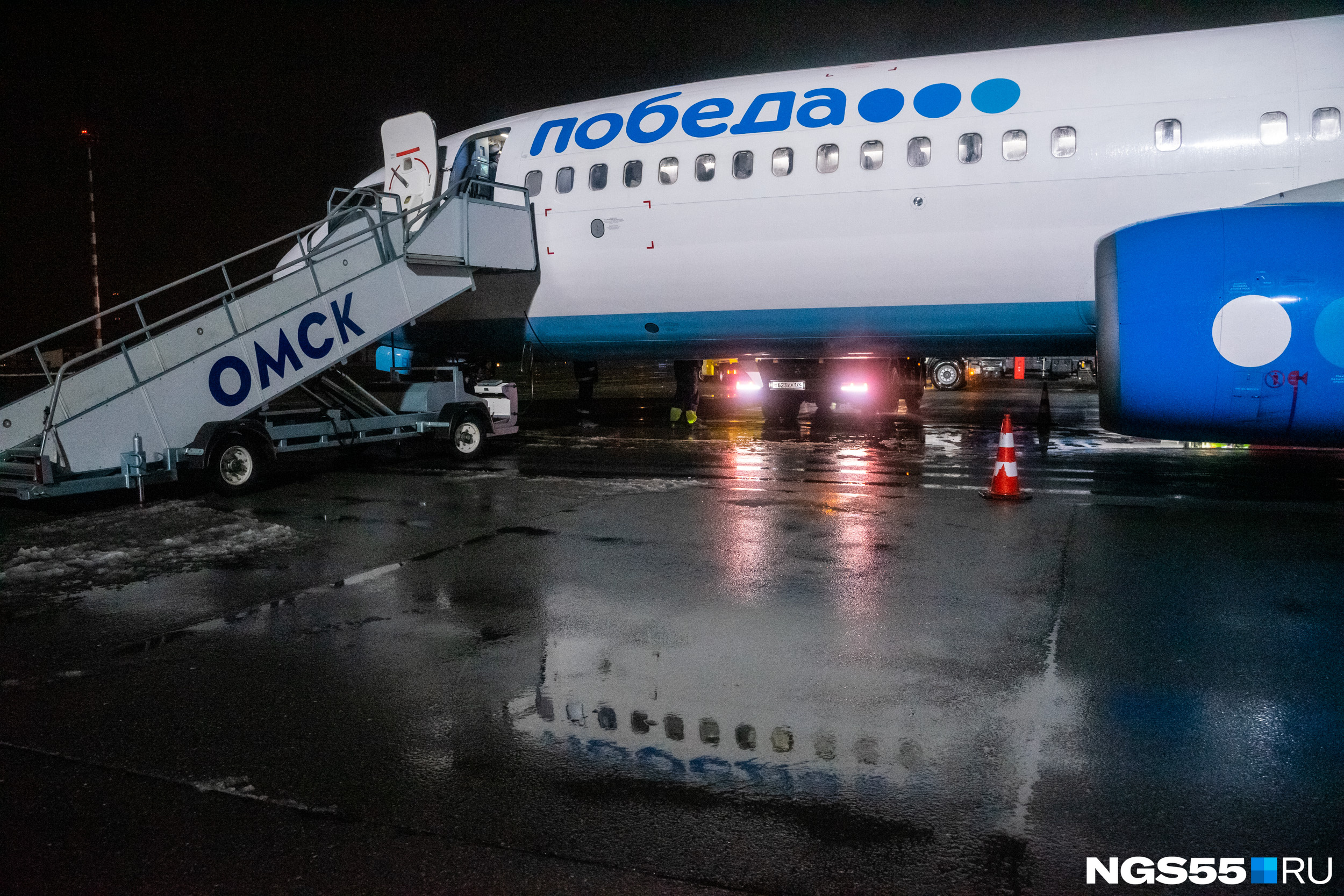 Самолет омск сочи. Самолёт победа Тюмень. Двухэтажный самолет победа. Аэропорт Омск победа. Победа самолет Омск.