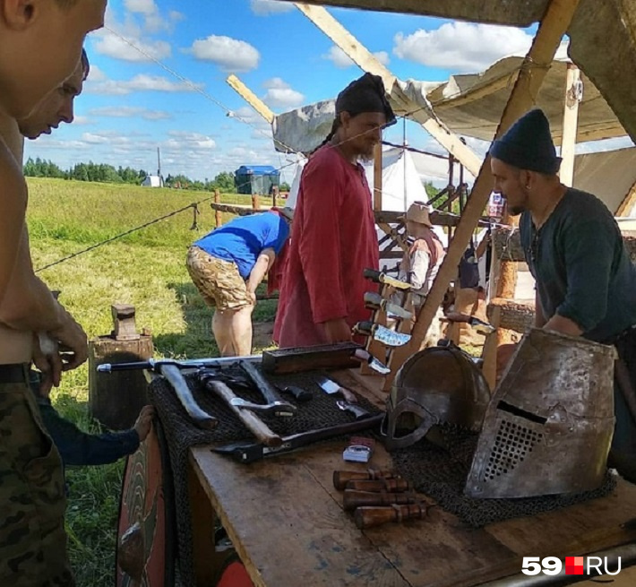 На фестивале можно встретить оружейников, которые могут починить старую винтовку, лук и даже кольчугу