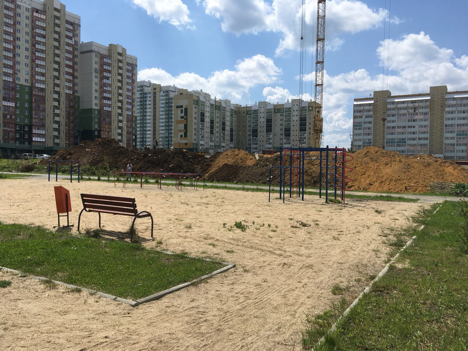 Так теперь выглядит вид на детскую площадку, на участке появился кран Так теперь выглядит вид на детскую площадку, на участке появился кран