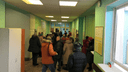 «Два дня не могу попасть на флюорографию»: в новосибирской поликлинике выстроилась очередь на обследование