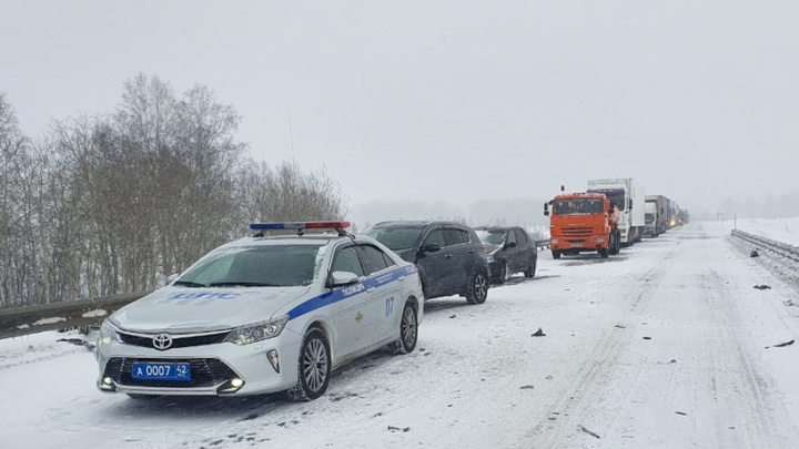 Движение по трассе Кемерово — Новосибирск перекрыли из-за столкновения девяти машин