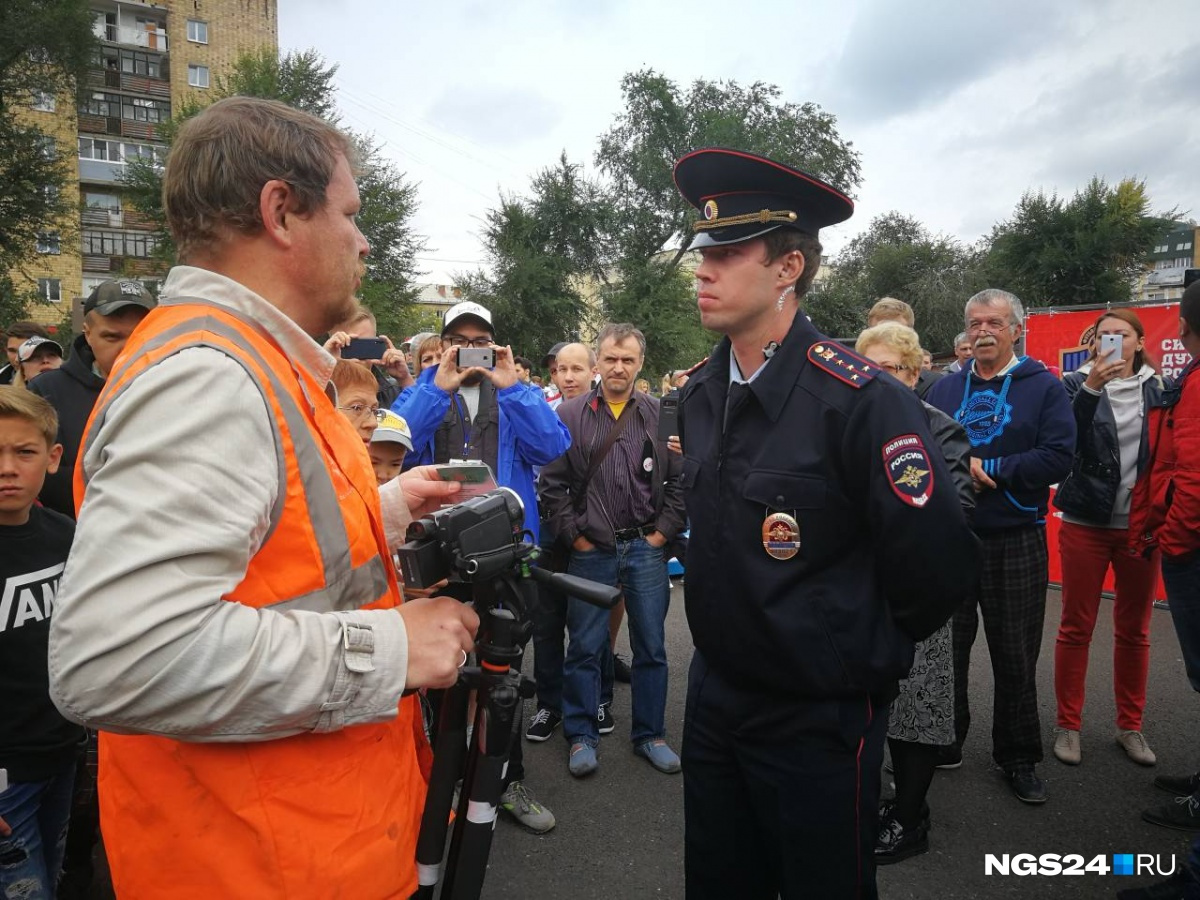 Сторонники Алексея Навального с лозунгами против пенсионной реформы идут с лозунгами против повышения пенсионного возраста по центру Красноярска. Сторонники Алексея Навального с лозунгами против пенсионной реформы идут с лозунгами против повышения пенсионного возраста по центру Красноярска.