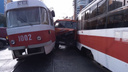 «Зажало в тиски»: на Ново-Вокзальной — Московском шоссе КАМАЗ залез между двумя трамваями