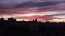 Малиновые облака: новосибирцев восхитил пятничный рассвет над городом