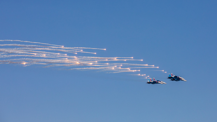 Истребители пронеслись в небе над осенним Красноярском. Показываем лучшие кадры