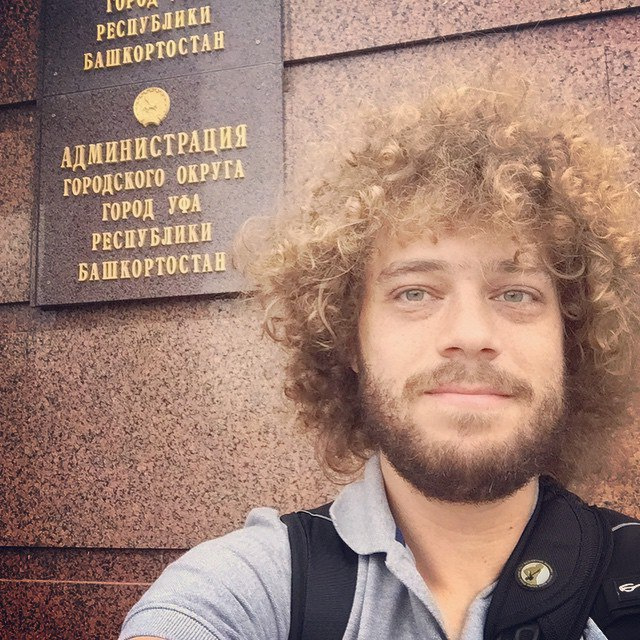 У знаменитого блогера Ильи Варламова есть фотография на фоне адресной таблички мэрии. А у вас? 