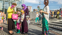 Сотни женщин в длинных платьях подарили прохожим цветы