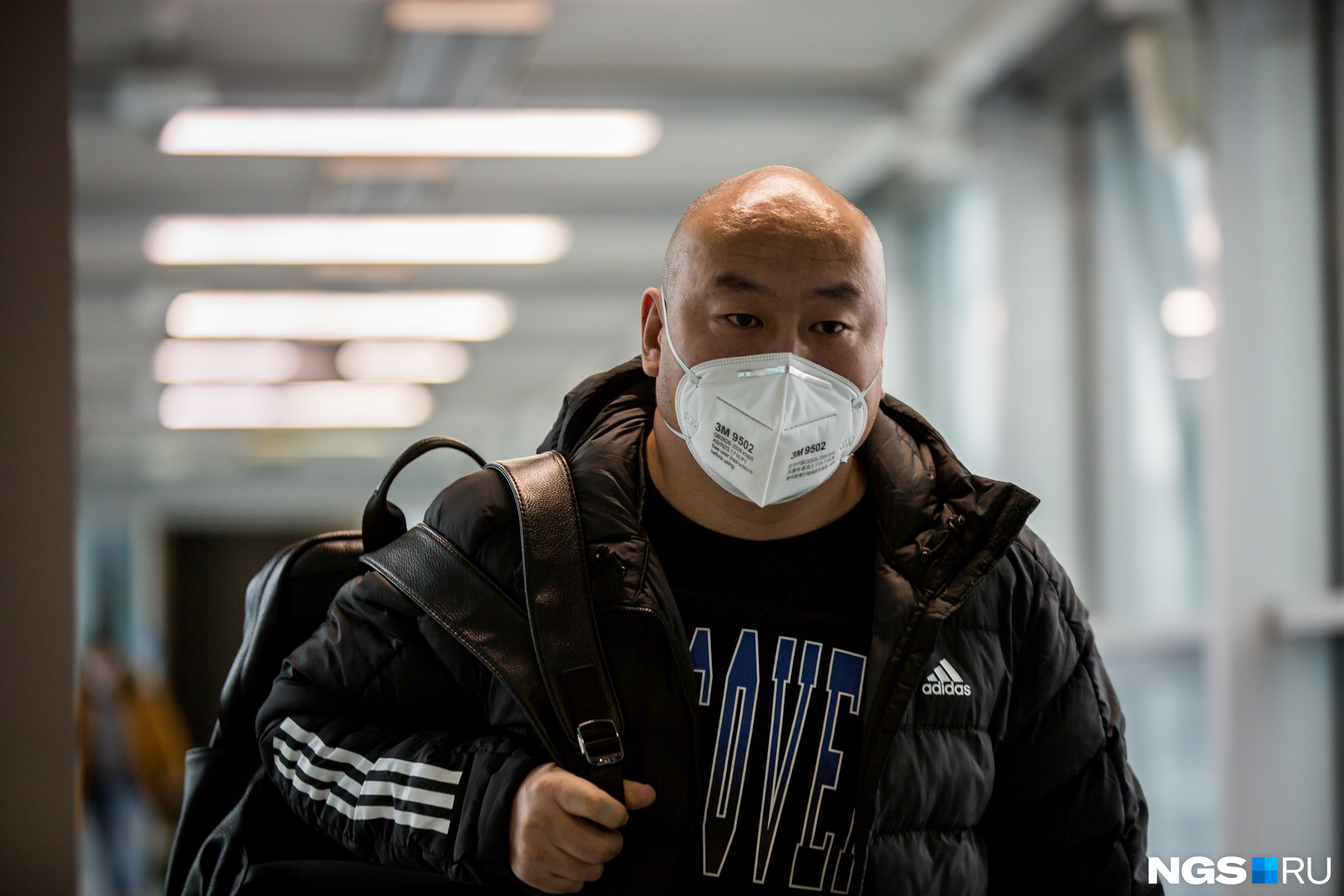 Медицинские маски раздают всем в аэропорту Пекина — пассажиры не снимали их в течение всего полёта