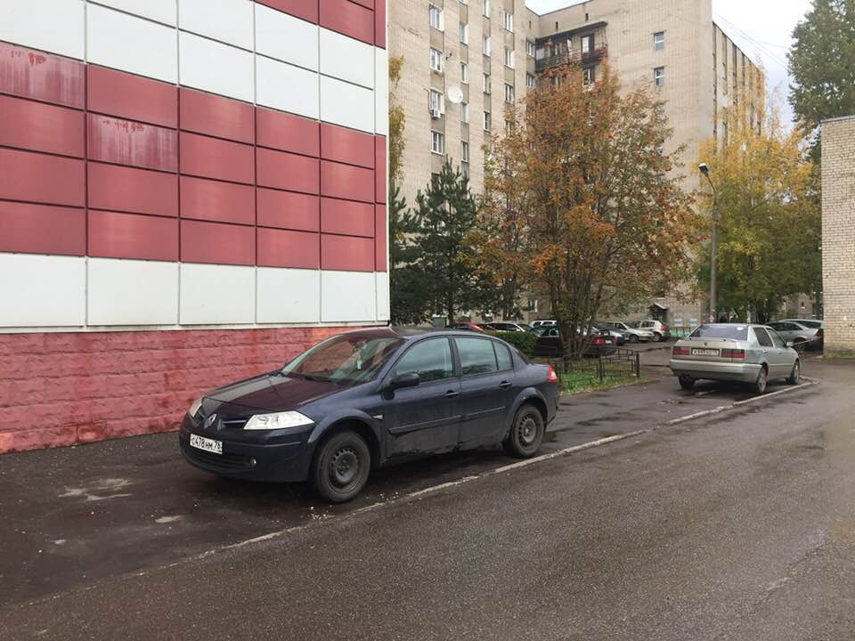 Парковка с нарушением у самого входа в администрацию, 1 октября 2019 года Парковка с нарушением у самого входа в администрацию, 1 октября 2019 года