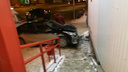 В Челябинске иномарка зацепила пешехода и влетела в здание «Красное&Белое»