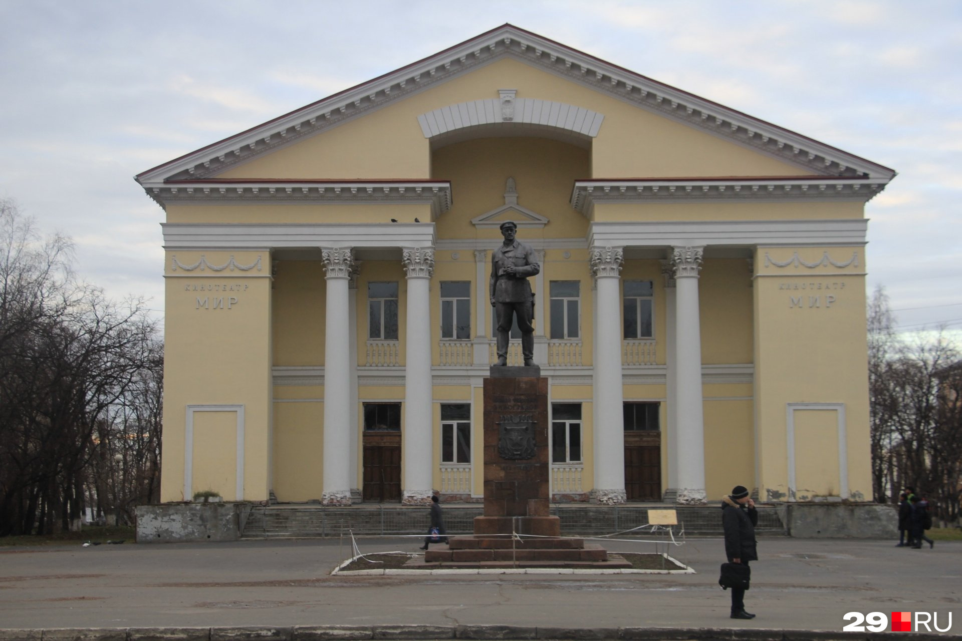 Памятник революционеру Павлину Виноградову