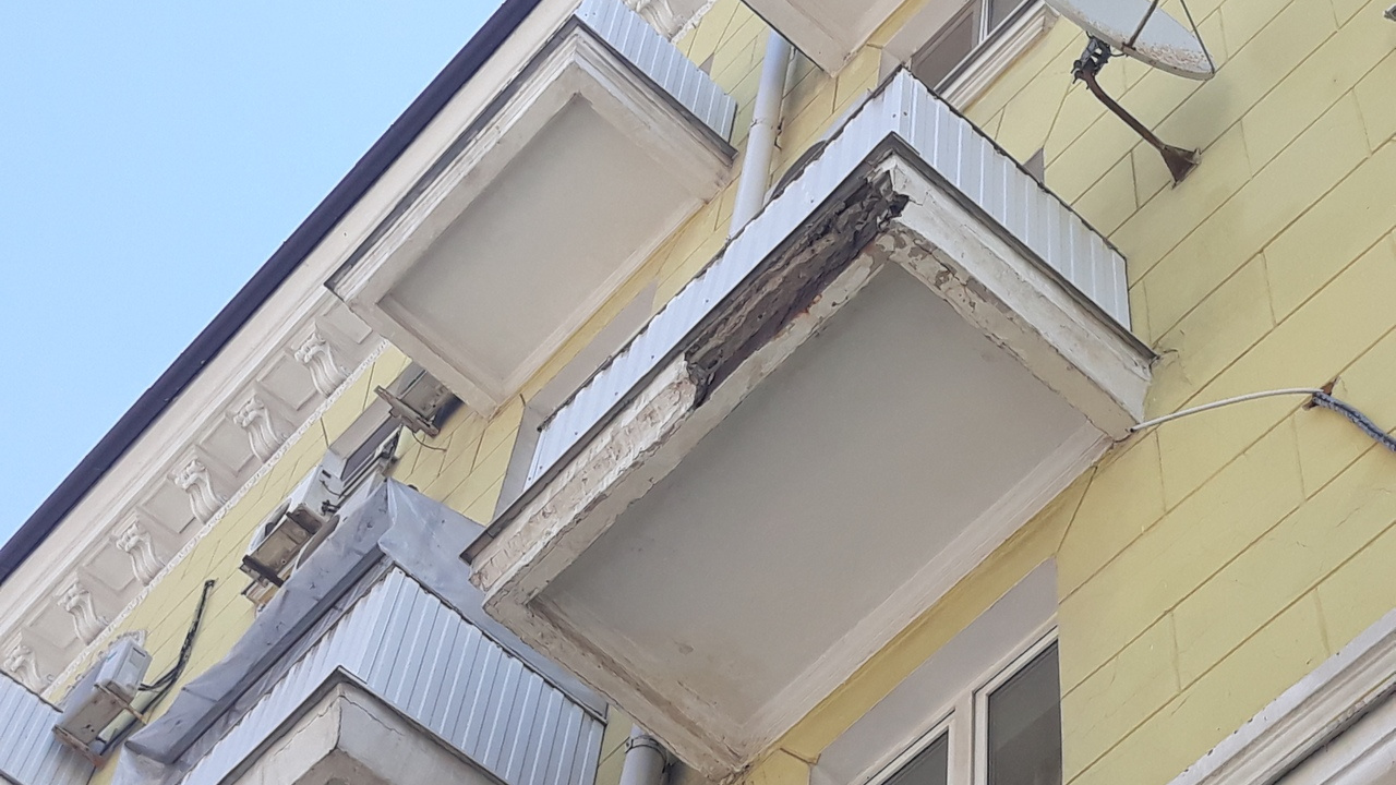 Полетели вниз: в центре Ростова осыпаются балконы