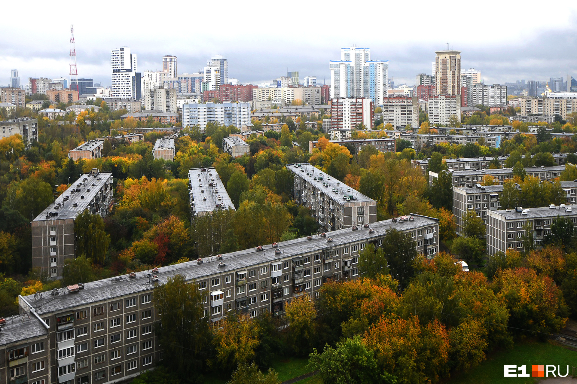 Сбоку — хрущевки Сбоку — хрущевки