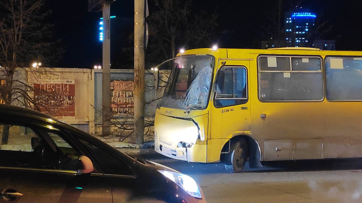 В Екатеринбурге столкнулись пассажирский автобус и КамАЗ