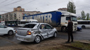 Мощная фура снесла такси на перекрестке в центре Волгограда: смотрите видео аварии