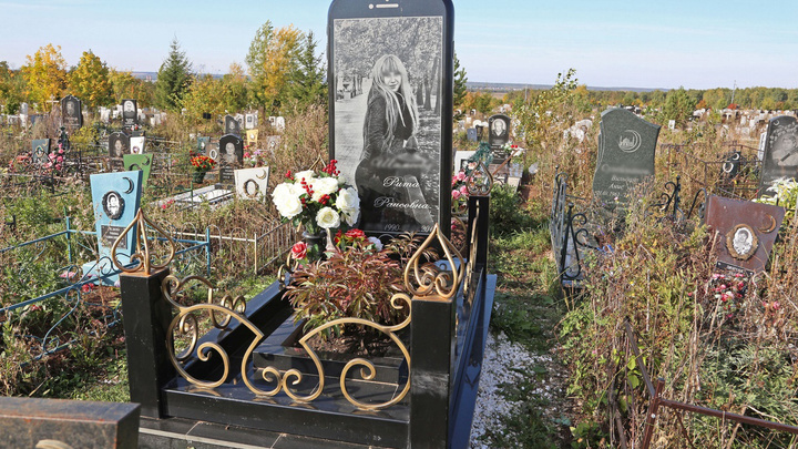 Чтобы помнили: на кладбище в Уфе установили памятник в виде айфона