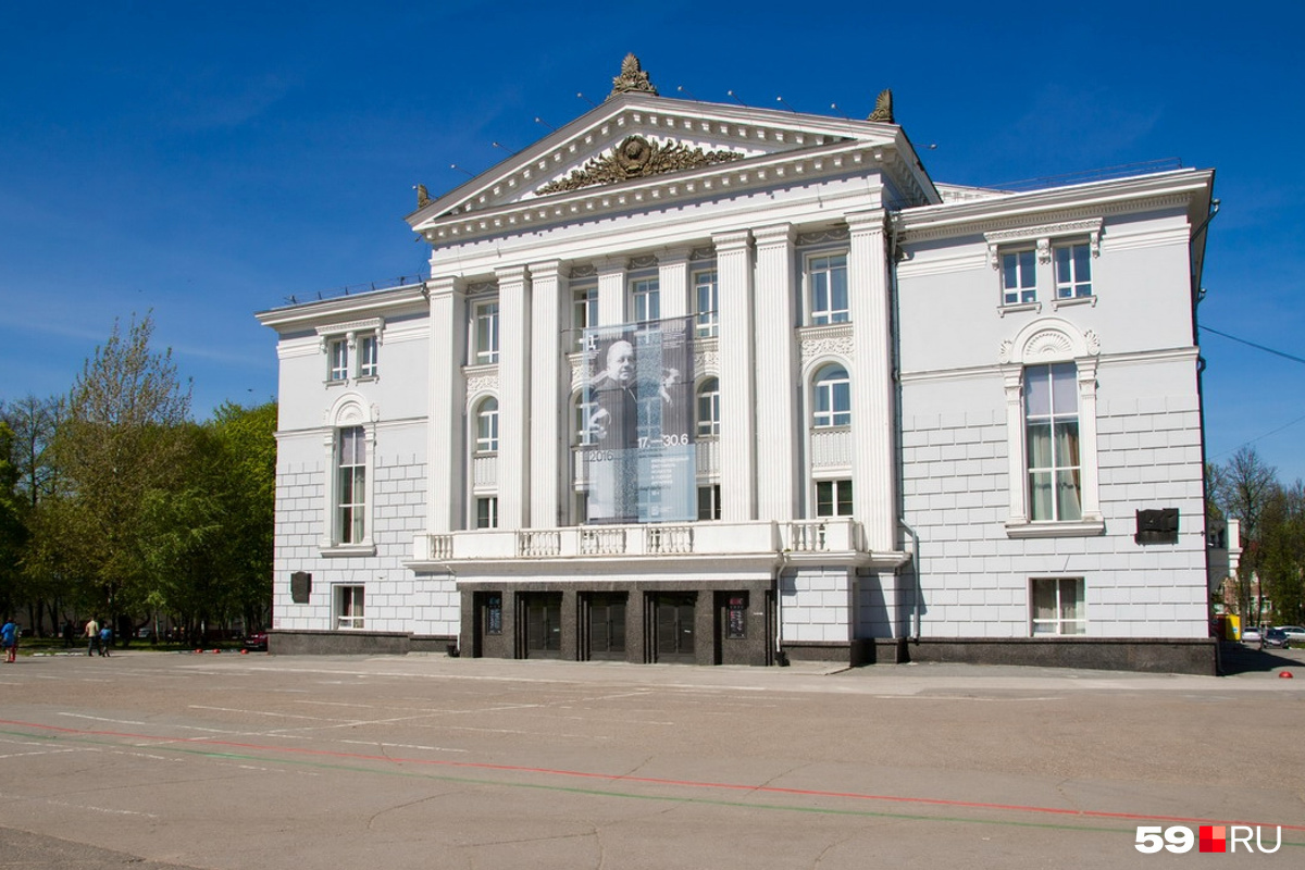 Театр оперы пермь. Оперы и балета Пермь. Сквер у театра оперы и балета Пермь. Пермский музыкальный театр. Новый театр оперы и балета в Перми.