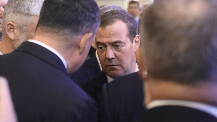 Водители радуются: Дмитрий Медведев улетел из Екатеринбурга