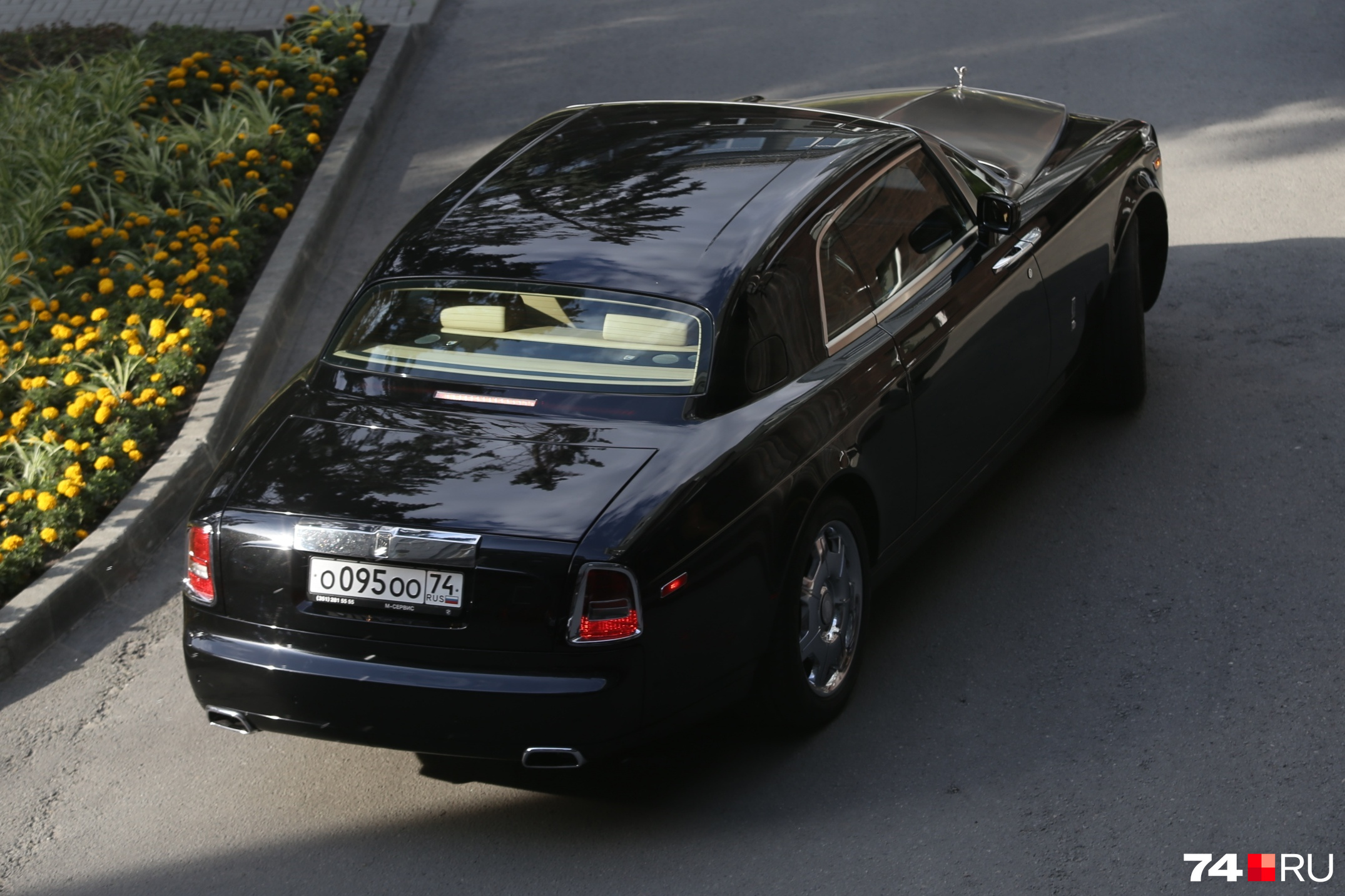 Александр Аристов поджидал новоиспечённого губернатора во внутреннем дворе избиркома в своём Rolls-Royce 