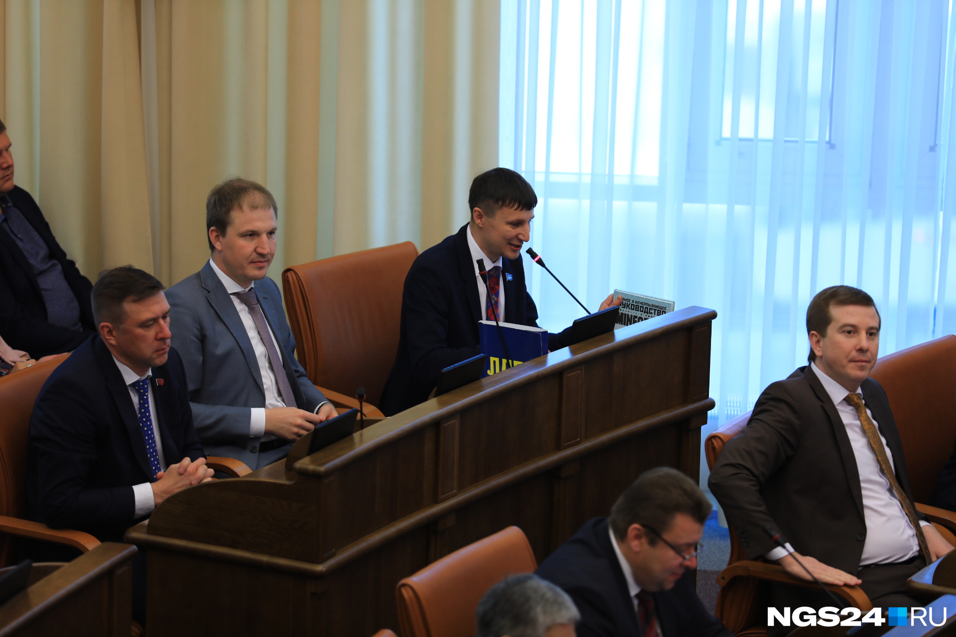 На заседаниях он сидел рядом с членами по партии Александром Глисковым и Денисом Притуляком.<br>