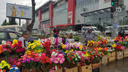 В Самаре разогнали пенсионерок, которые торговали цветами для кладбища напротив ТЦ «Аврора»