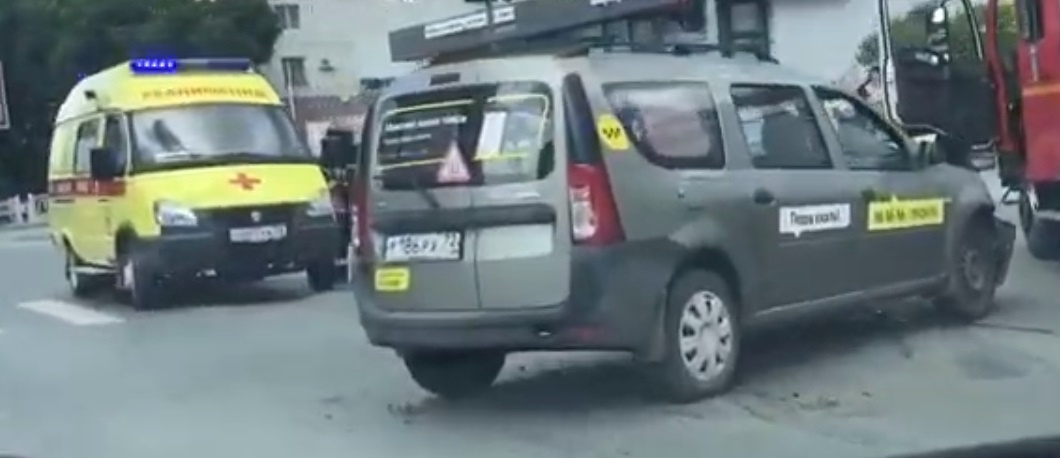 Автомобиль LADA Largus, попавший в ДТП, был с эмблемой такси Автомобиль LADA Largus, попавший в ДТП, был с эмблемой такси