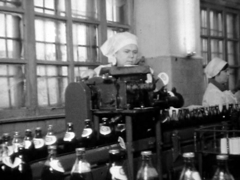 Рабочие пивзавода на Береговой выпускают газировку «Тархун». 1986 год Рабочие пивзавода на Береговой выпускают газировку «Тархун». 1986 год