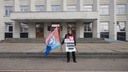 Профсоюзы встали с одиночными пикетами к зданию Архоблсобрания