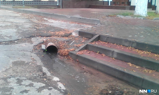 Вода течет из трубы Вода течет из трубы
