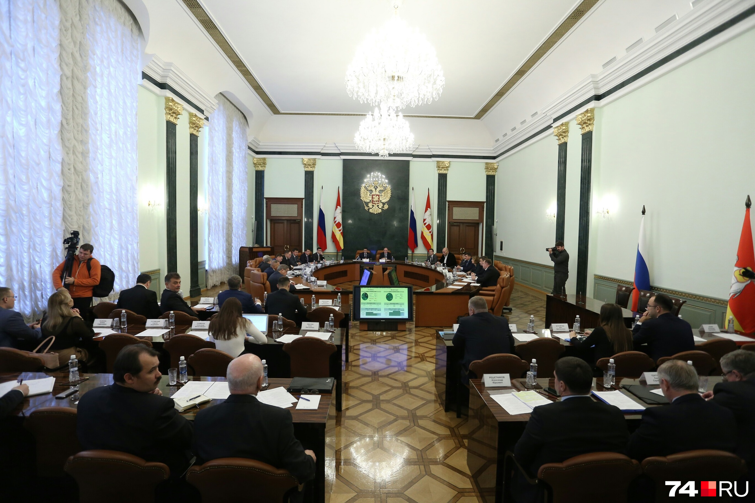 Большую часть совещания в правительстве от прессы закрыли Большую часть совещания в правительстве от прессы закрыли