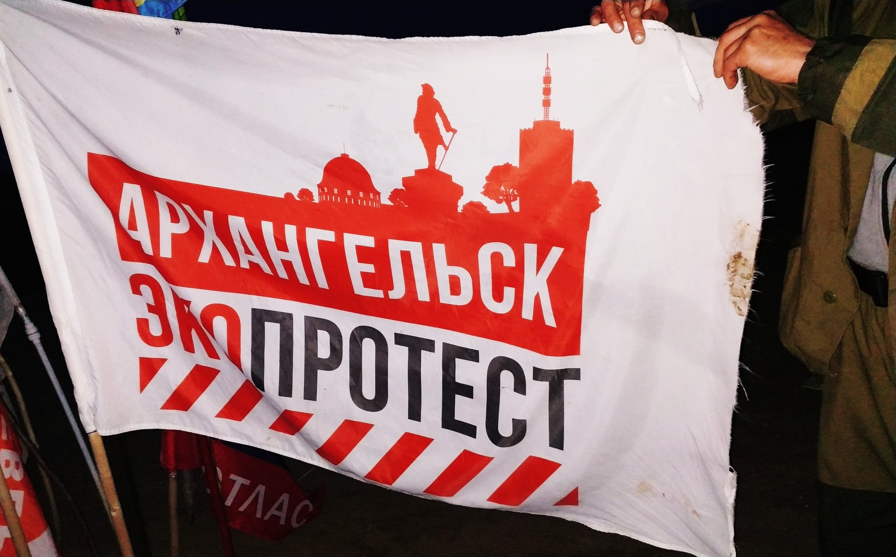 Некоторые флаги порвались и запачкались Некоторые флаги порвались и запачкались