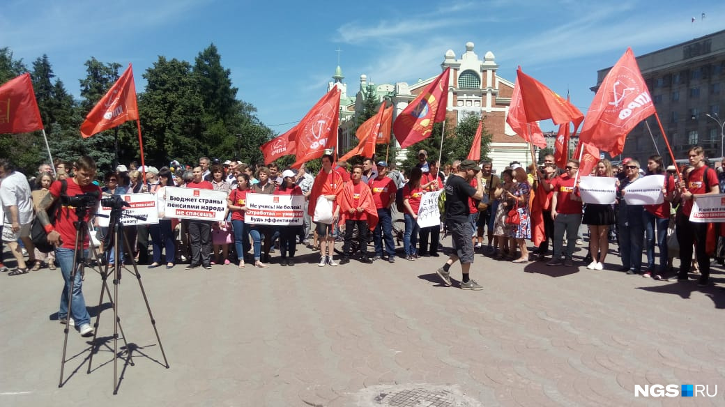 На плакатах отчаянные надписи На плакатах отчаянные надписи