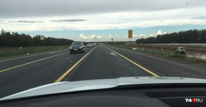 Пример федеральной трассы М-7 с идеальным покрытием и разметкой, где на десятках километров расставлены знаки ограничения скорости 50 км/ч