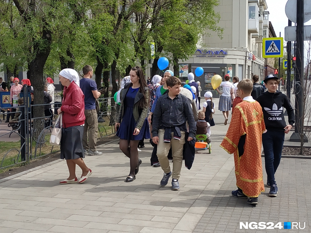 На мероприятие пришли несколько сотен человек На мероприятие пришли несколько сотен человек