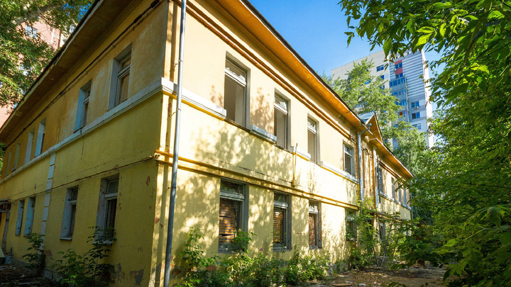 Детсад, да и только: элитная высотка в Челябинске осталась без двора из-за заброшенного здания