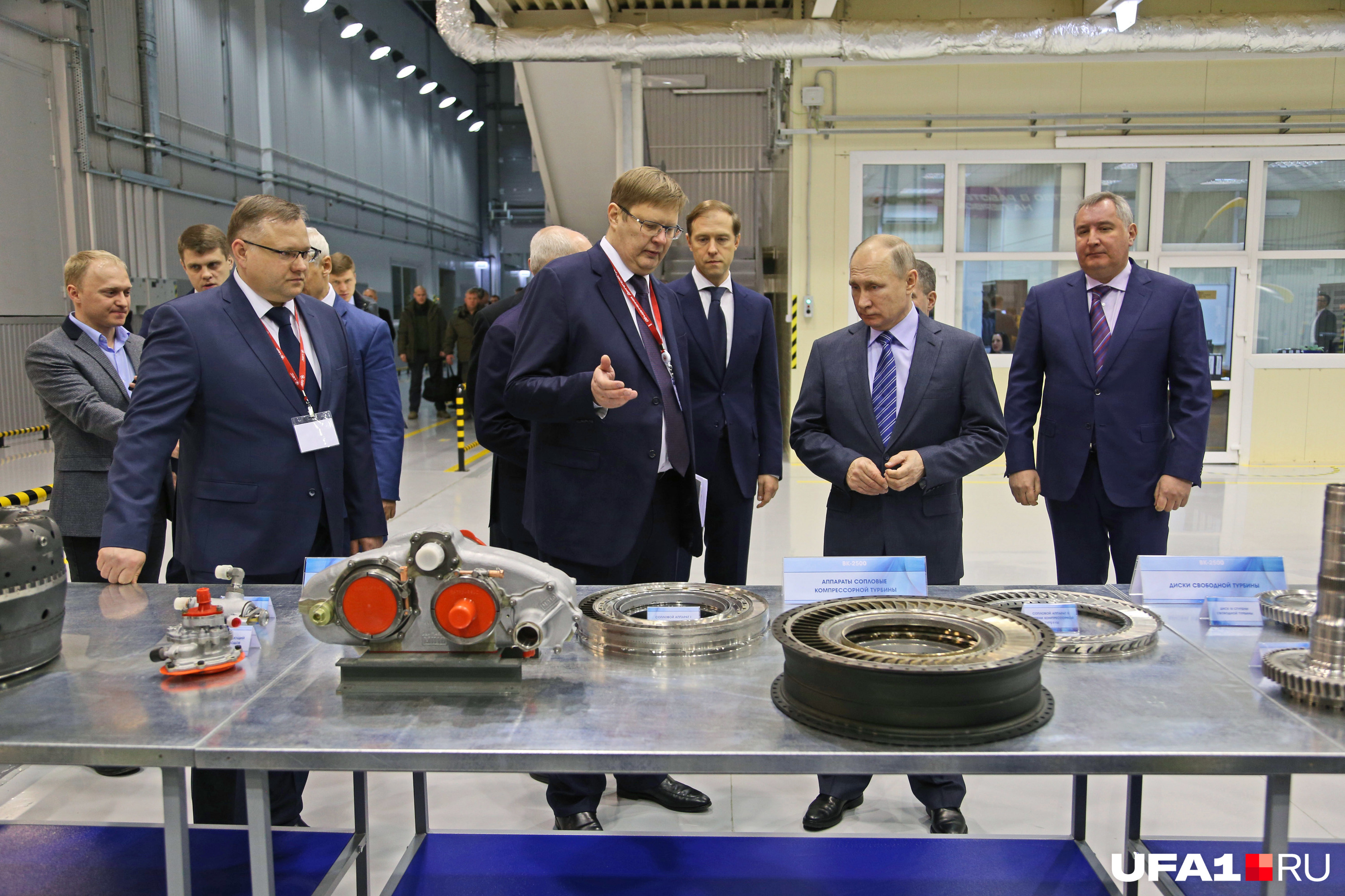 Владимир Путин во время экскурсии по моторостроительному объединению