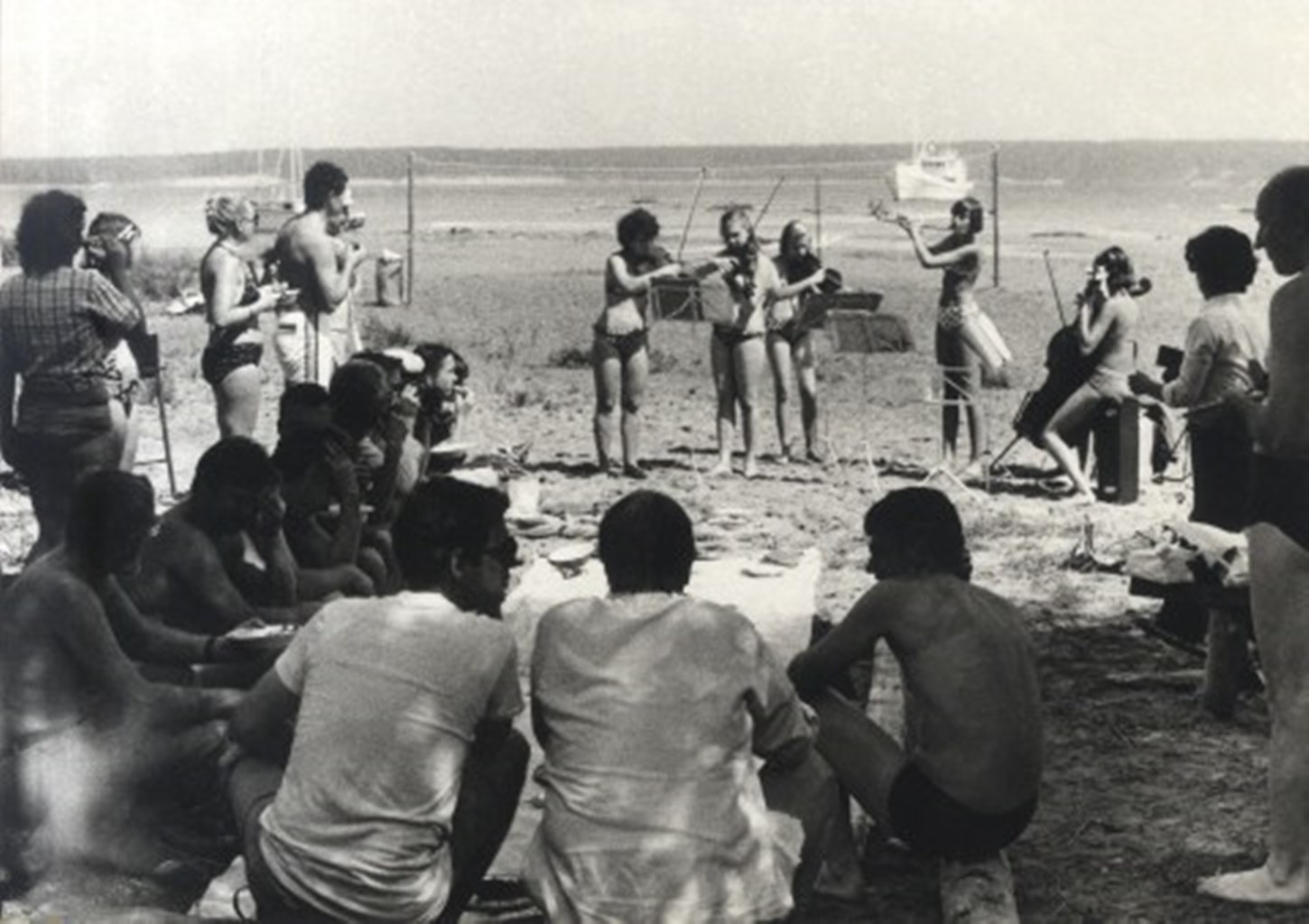 Струнный оркестр выступает для отдыхающих прямо на горячем песке  